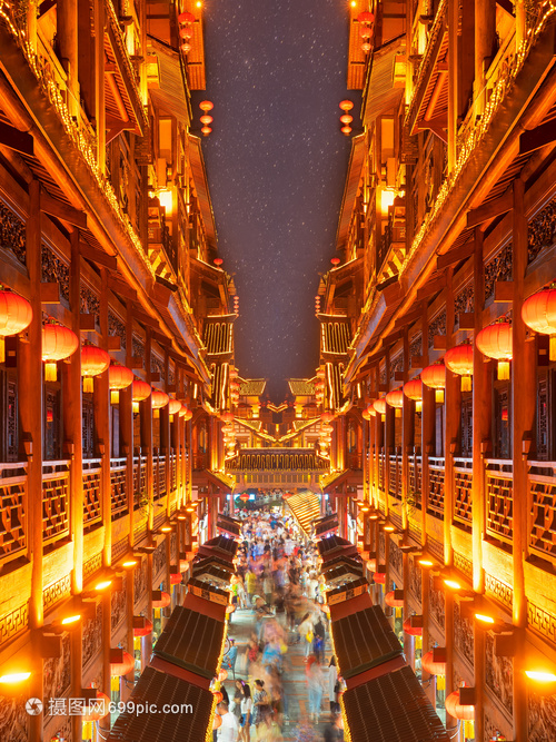 網紅城市重慶洪崖洞游客夜景